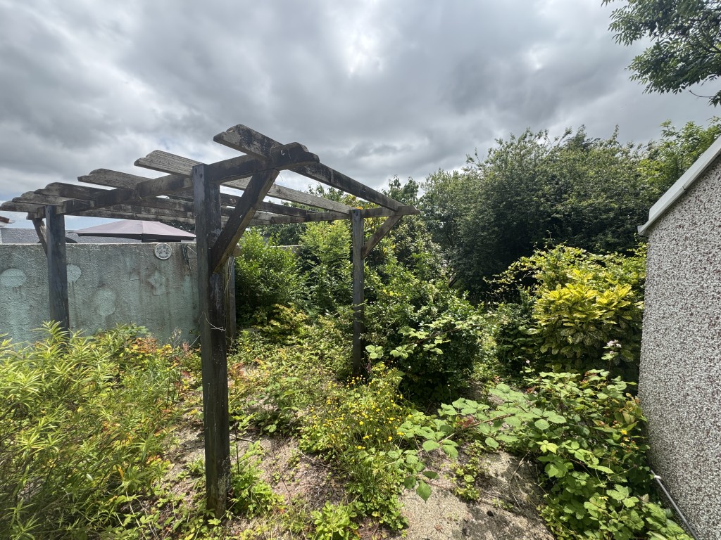 Lot: 103 - SEMI-DETACHED HOUSE FOR IMPROVEMENT - Rear garden